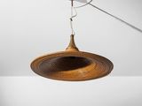 gros plan d'un luminaire suspendu au plafond