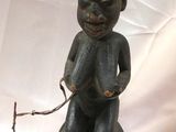 statue d'un homme coiffé d'un arc, posée sur un socle