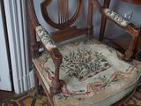 une chaise qui se trouve dans le coin d'une pièce
