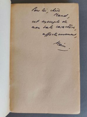 un livre ouvert, sur lequel on peut lire des notes manuscrites, posé sur une table