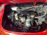 une voiture rouge dont le moteur se trouve dans le coffre