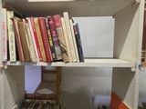une étagère avec de nombreux livres dans une pièce