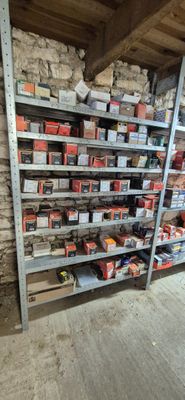 de nombreuses étagères contenant divers objets dans une pièce
