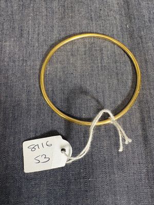 gros plan d'une bague en or portant une étiquette de prix
