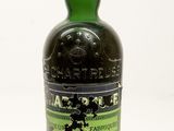 la bouteille est vide et prête à être remplie d'alcool