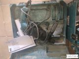 une mallette verte contenant tout un tas d'outils