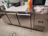 plan de travail en acier inoxydable dans une cuisine professionnelle, sur lequel est posé un micro-ondes