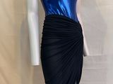 le mannequin porte une robe bleue et noire, posée sur un socle
