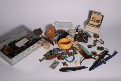 une boîte remplie d'objets assortis sur une table