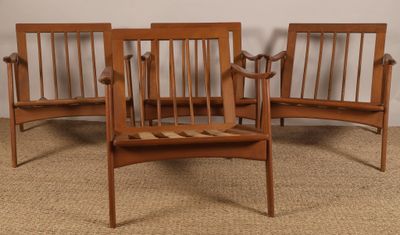 trois chaises en bois posées sur un sol recouvert de moquette, près d'un mur blanc