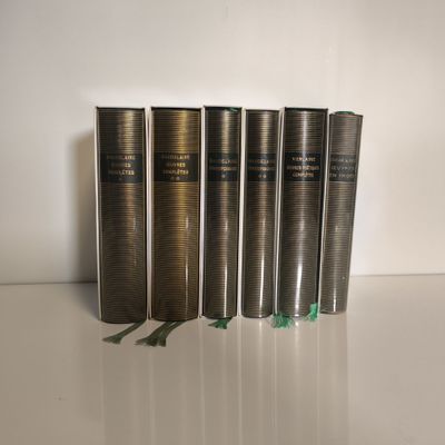 cinq livres sont alignés les uns à côté des autres sur une étagère