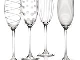 quatre verres à vin sont alignés sur un fond blanc