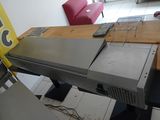 une photo d'un micro-ondes posé sur une table en bois