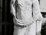 photographie en noir et blanc d'une statue de Jésus se dressant devant un bâtiment