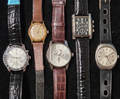 un grand nombre de montres posées sur une table