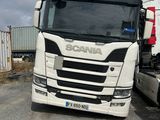 un camion blanc garé à côté d'un autre camion