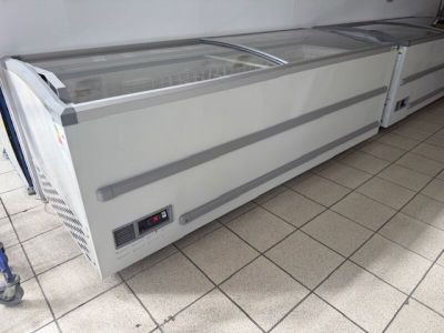 un grand congélateur posé au milieu d'un sol carrelé