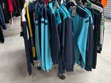 les vêtements sont suspendus à un portant dans un magasin de vêtements