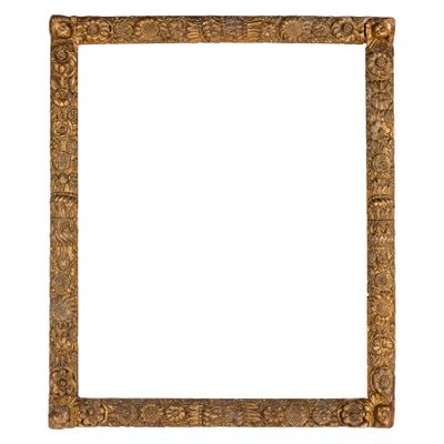 un cadre doré ancien orné d'un motif décoratif sur fond blanc