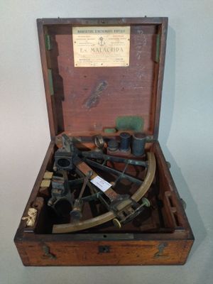 E. LORIEUX à Paris : sextant en laiton et métal laqué noir, …