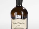 une bouteille de vin avec une étiquette, posée sur une surface blanche