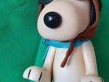un jouet représentant un chien portant une casquette de pilote et des lunettes de protection