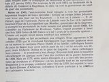 une vieille photographie en noir et blanc représentant un document posé sur une table
