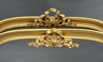 un cadre doré orné d'un motif floral sur le dessus