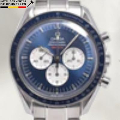 une image montrant un gros plan d'une montre-bracelet au cadran bleu