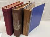 plusieurs vieux livres sont alignés sur une table