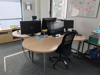 SUR DESIGNATION Ensemble de mobilier de bureau comprenant : …