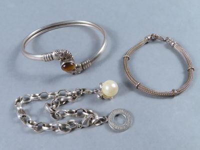 deux bracelets en argent et un bracelet composé d'une perle montée sur une chaîne