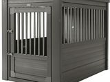 La cage pour chien est en bois et possède une porte en métal.