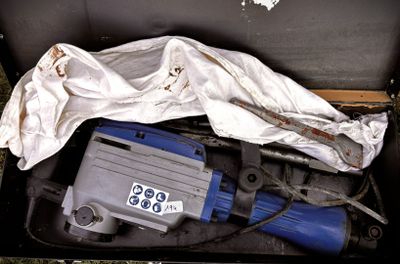 une valise ouverte contenant un objet bleu et blanc