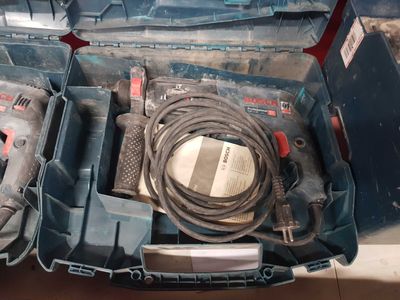une boîte à outils avec des outils sur le sol