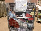 un chariot contenant beaucoup d'articles dans un entrepôt