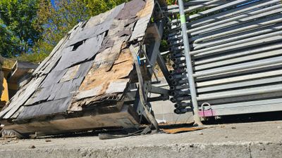 un tas de débris au bord de la route