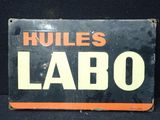 une enseigne sur laquelle est inscrit « hues labo »