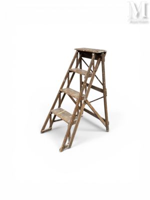 un vieux tabouret en bois sur fond blanc, avec un fond blanc