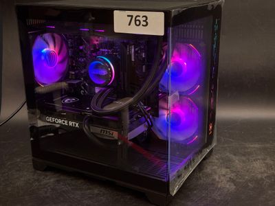 un boîtier d'ordinateur noir avec des lumières violettes et bleues