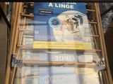 une pile de livres posée sur une table