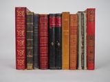 plusieurs vieux livres sont alignés sur une surface blanche