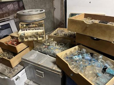 beaucoup de bouteilles et de verres vides dans une pièce