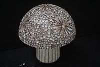 Jolie lampe en forme de champignon réalisée à partir de coqu… (photo 2)