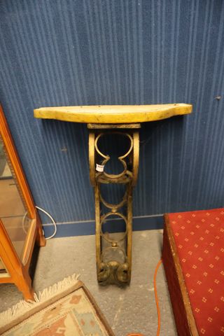 Console d’applique vers 1930, piètement en fer forgé, plateau boi...