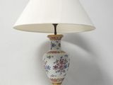 une lampe posée sur une table à côté d'un mur