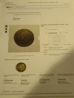 une photo d'une photo d'une pièce de monnaie posée sur une table