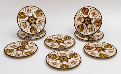 quatre assiettes ornées de motifs, posées sur une surface blanche