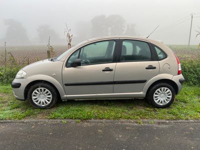 une petite voiture garée sur le bord de la route