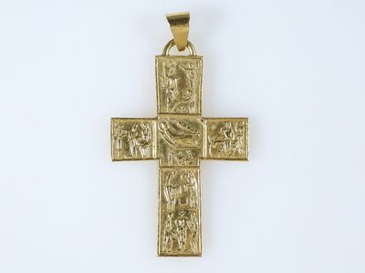 une image représentant une croix en or sur laquelle figure un groupe de personnes